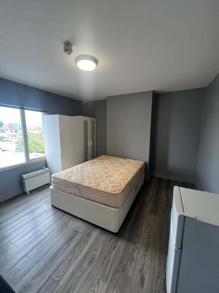 Flat Eastcote Lane in Greater London