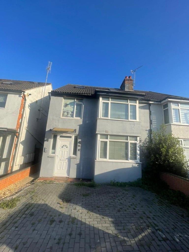 Flat Eastcote Lane in Greater London