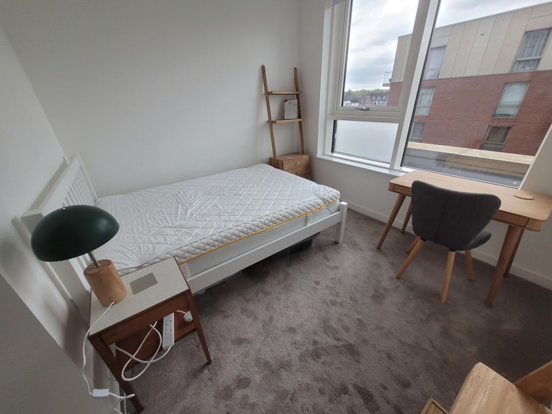 Room Coster Avenue in Greater London