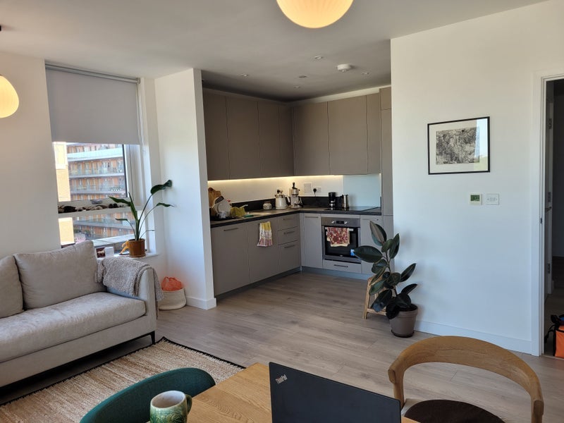 Room Coster Avenue in Greater London