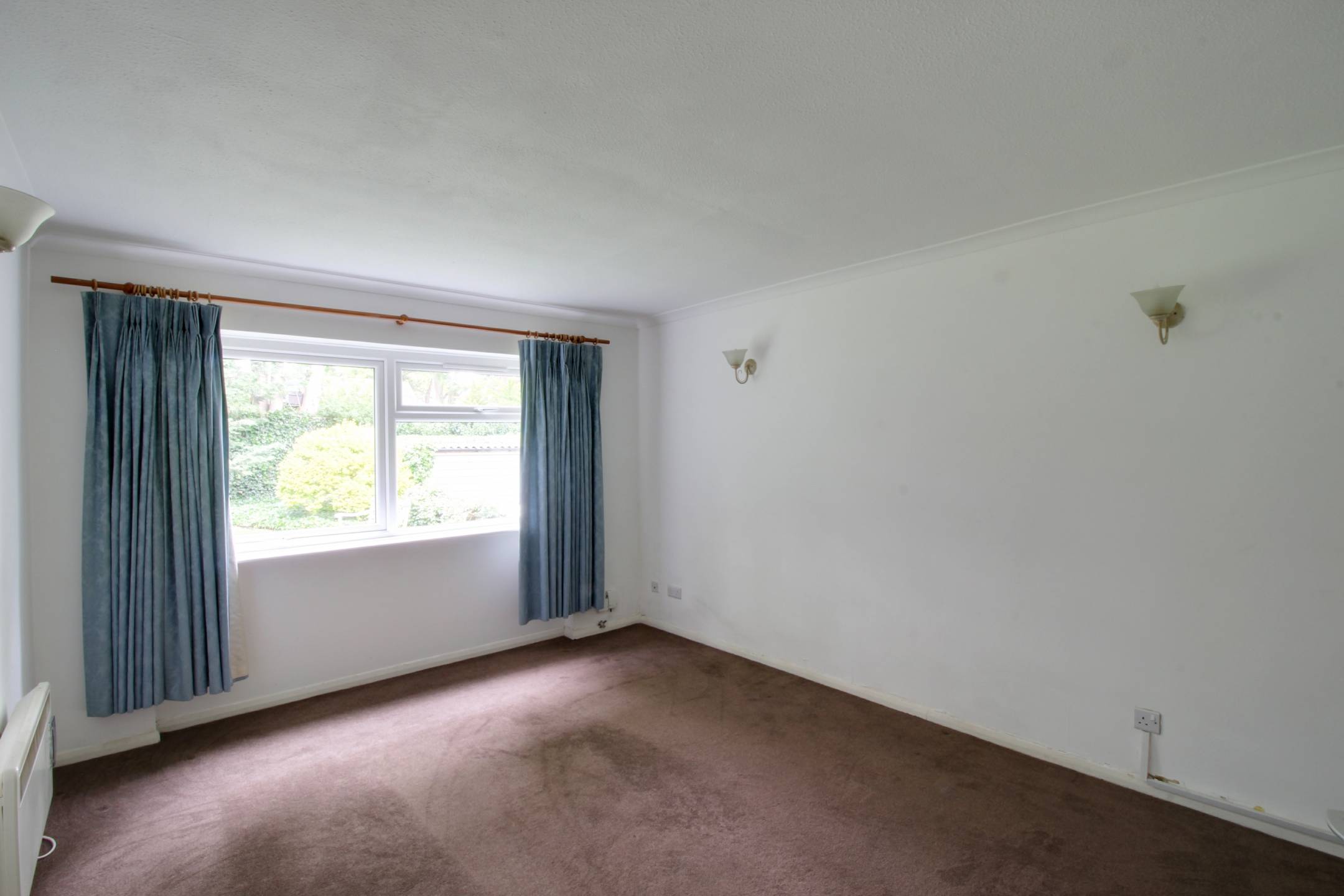 Flat Brambledown Road in Greater London