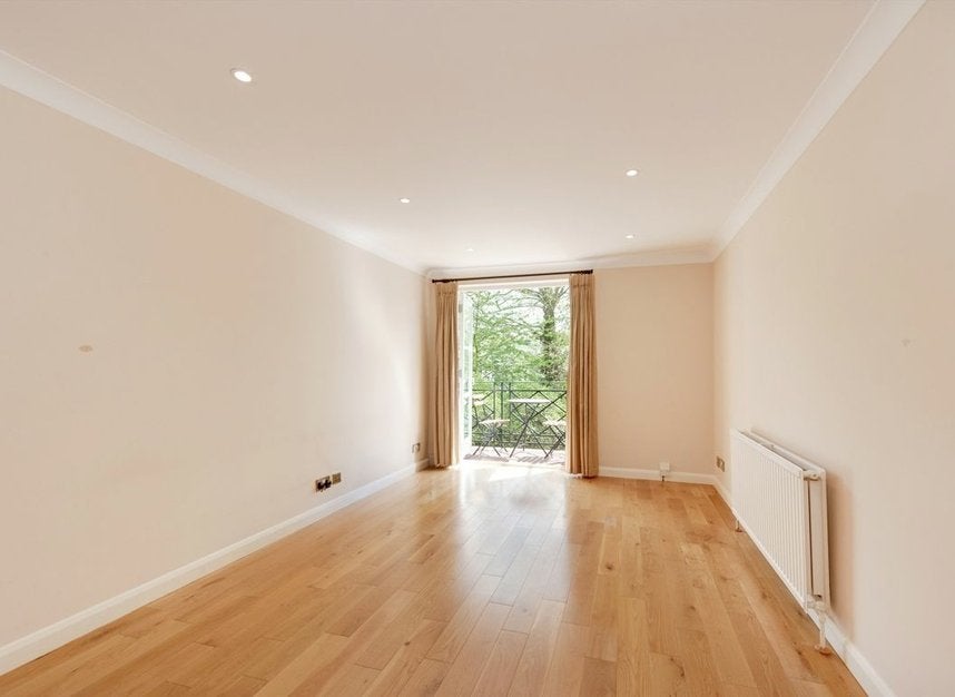 Flat Brompton Park Crescent in Greater London