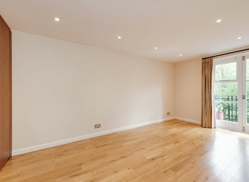Flat Brompton Park Crescent in Greater London