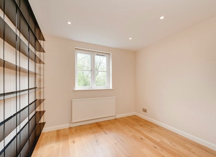 Flat Brompton Park Crescent in Greater London