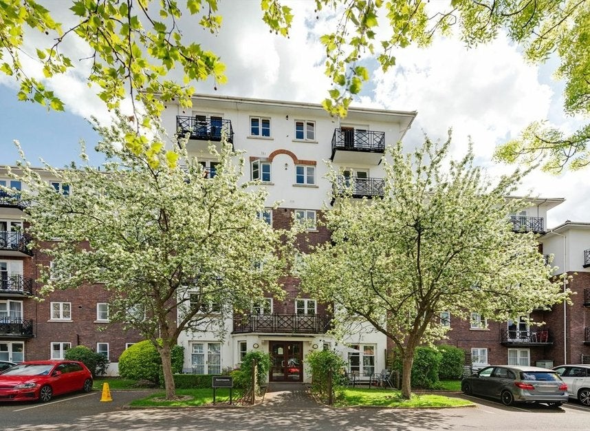 Flat Brompton Park Crescent in Greater London