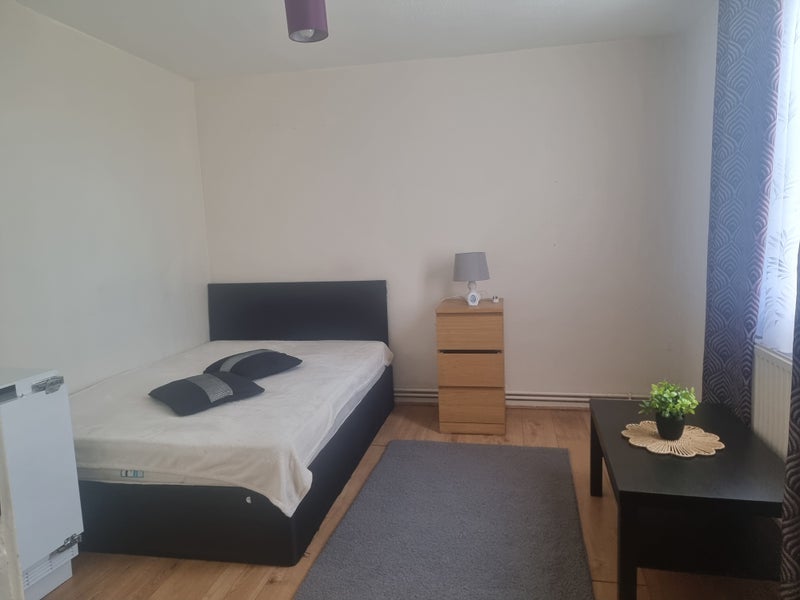 Room Leonard Robbins Path in Greater London
