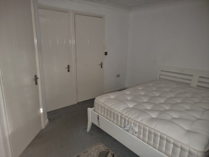 Room Leonard Robbins Path in Greater London