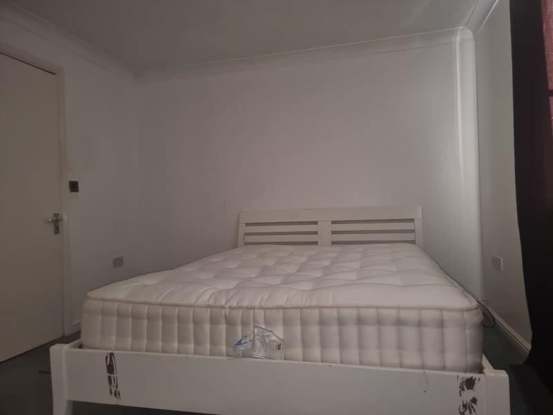 Room Leonard Robbins Path in Greater London