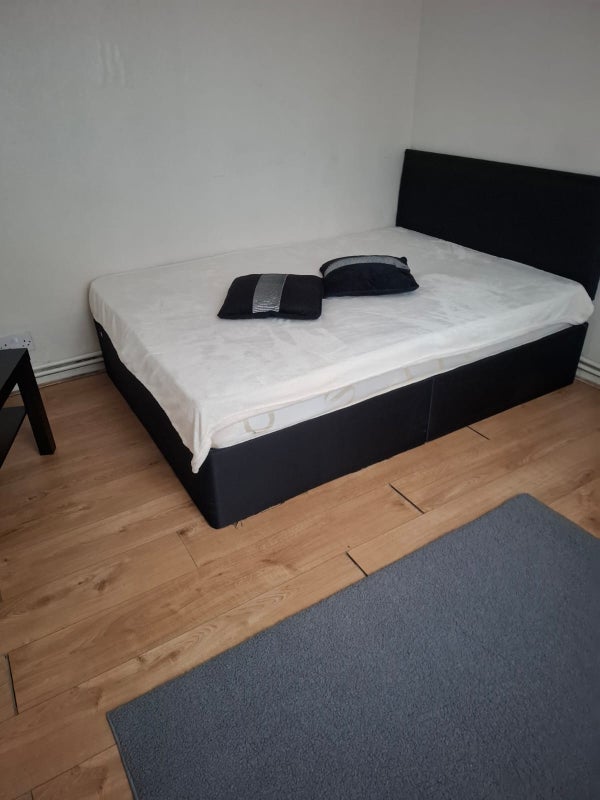Room Leonard Robbins Path in Greater London