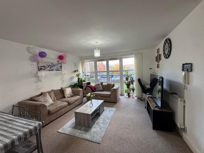 Room Chadwick Road in Salford
