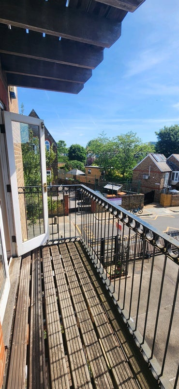 Room Bolingbroke Walk in Greater London