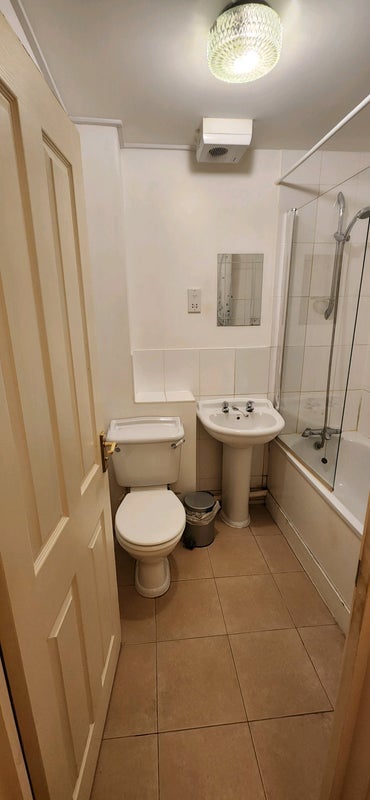 Room Bolingbroke Walk in Greater London