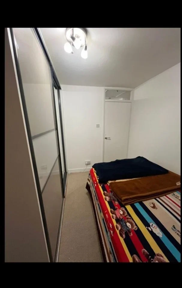 Room Upper Rainham Road in Greater London