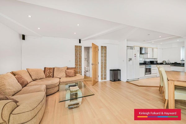 Flat Melfield Gardens in London