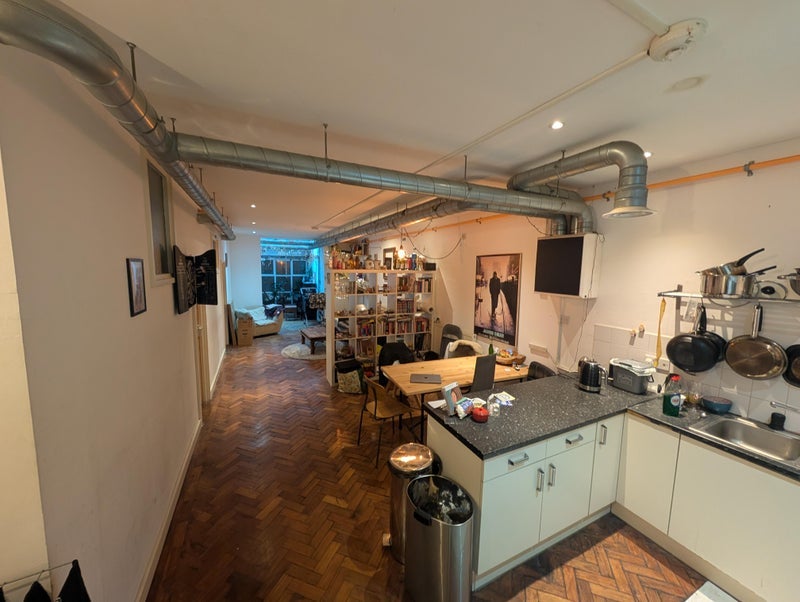 Room Tudor Grove in Greater London