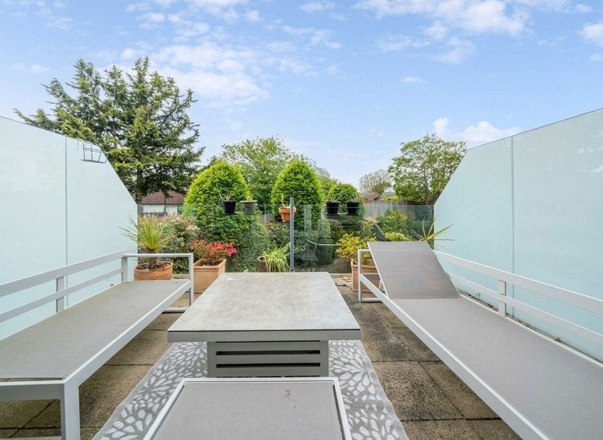 House Ormond Avenue in Greater London