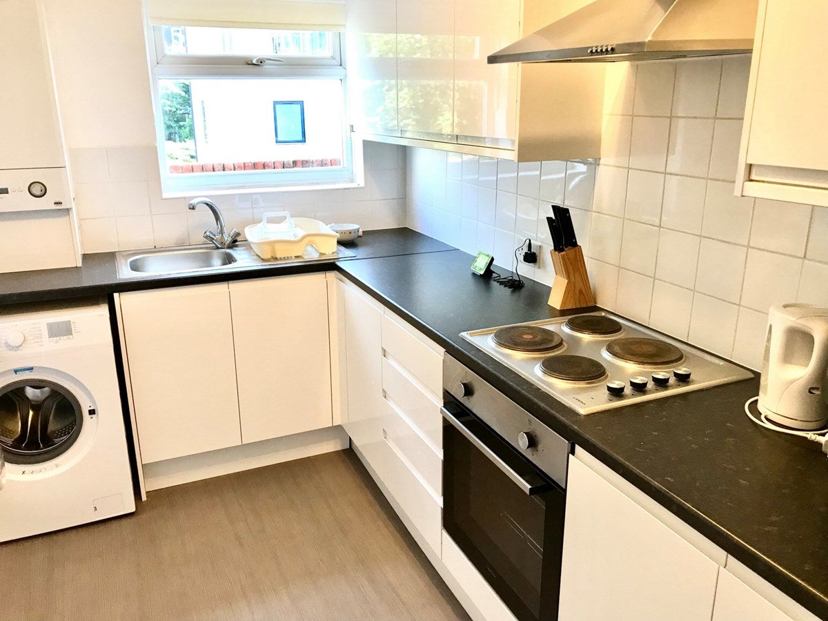 Flat Kenton Road in Greater London