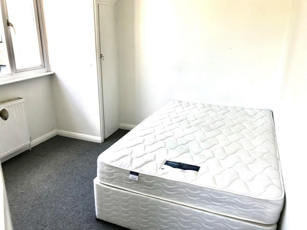 Flat Kenton Road in Greater London