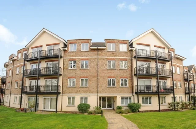 Flat Princes Way in Greater London