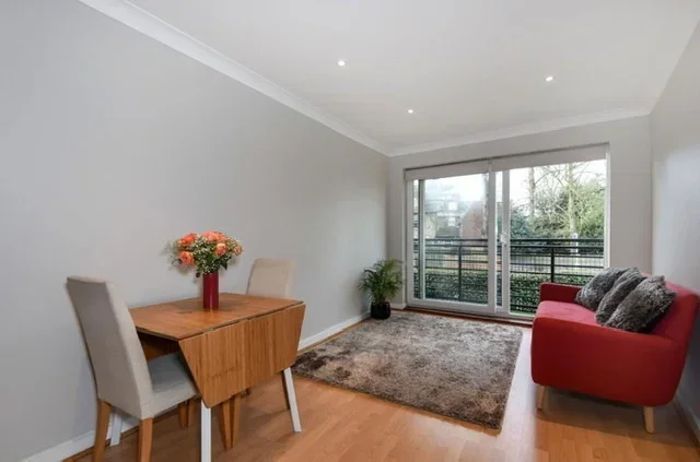 Flat Princes Way in Greater London
