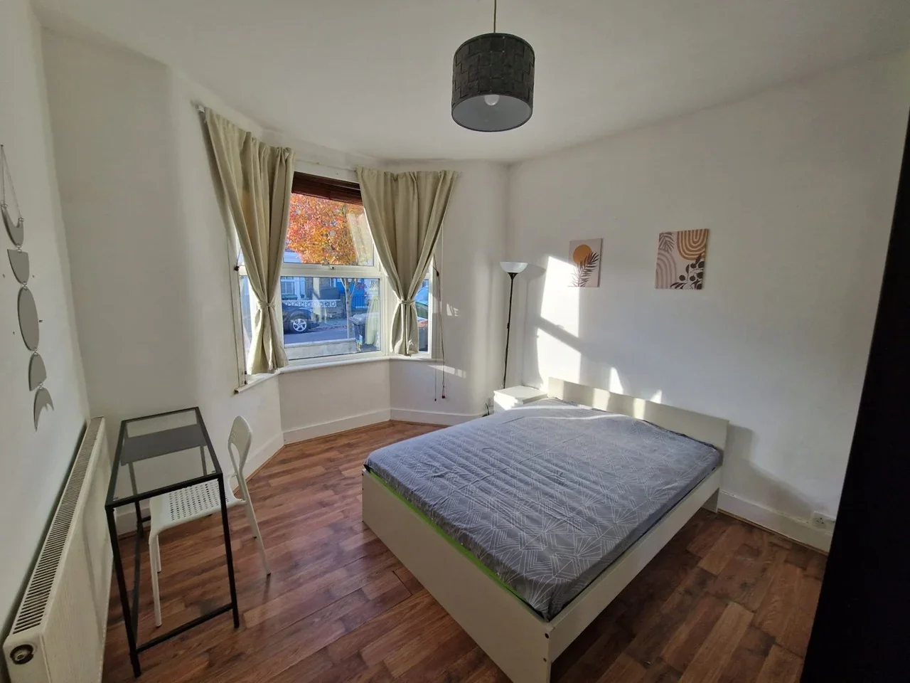 Room Clinton Road in Greater London