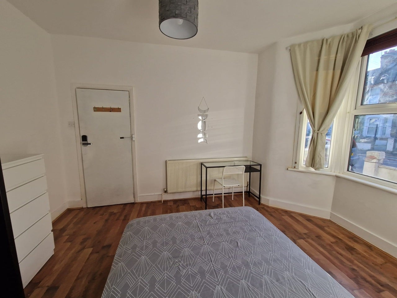 Room Clinton Road in Greater London