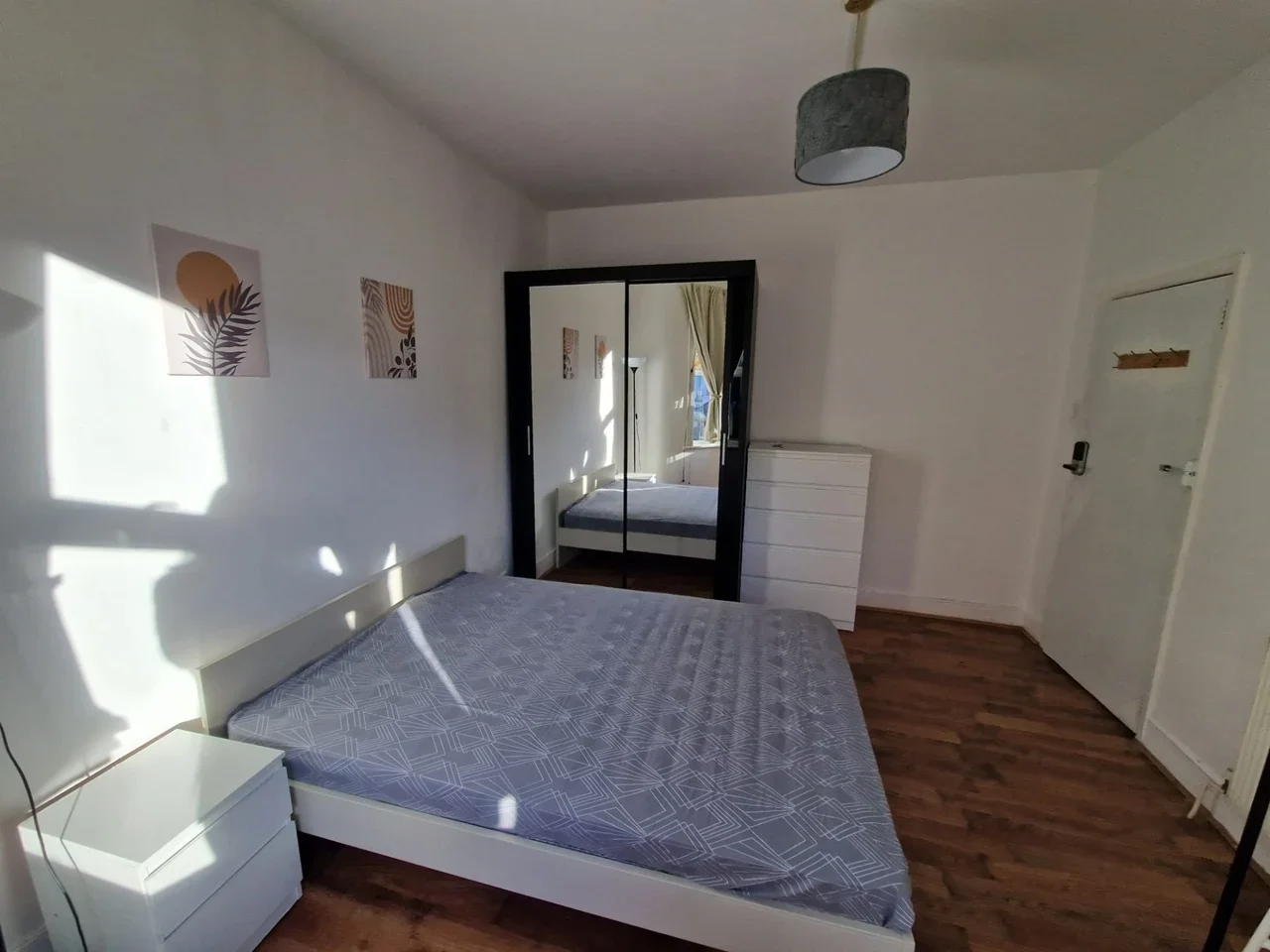Room Clinton Road in Greater London