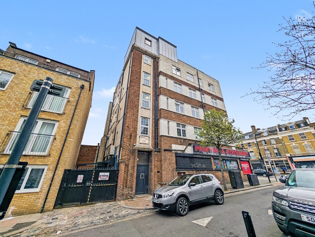 Flat Beatty Road in Greater London