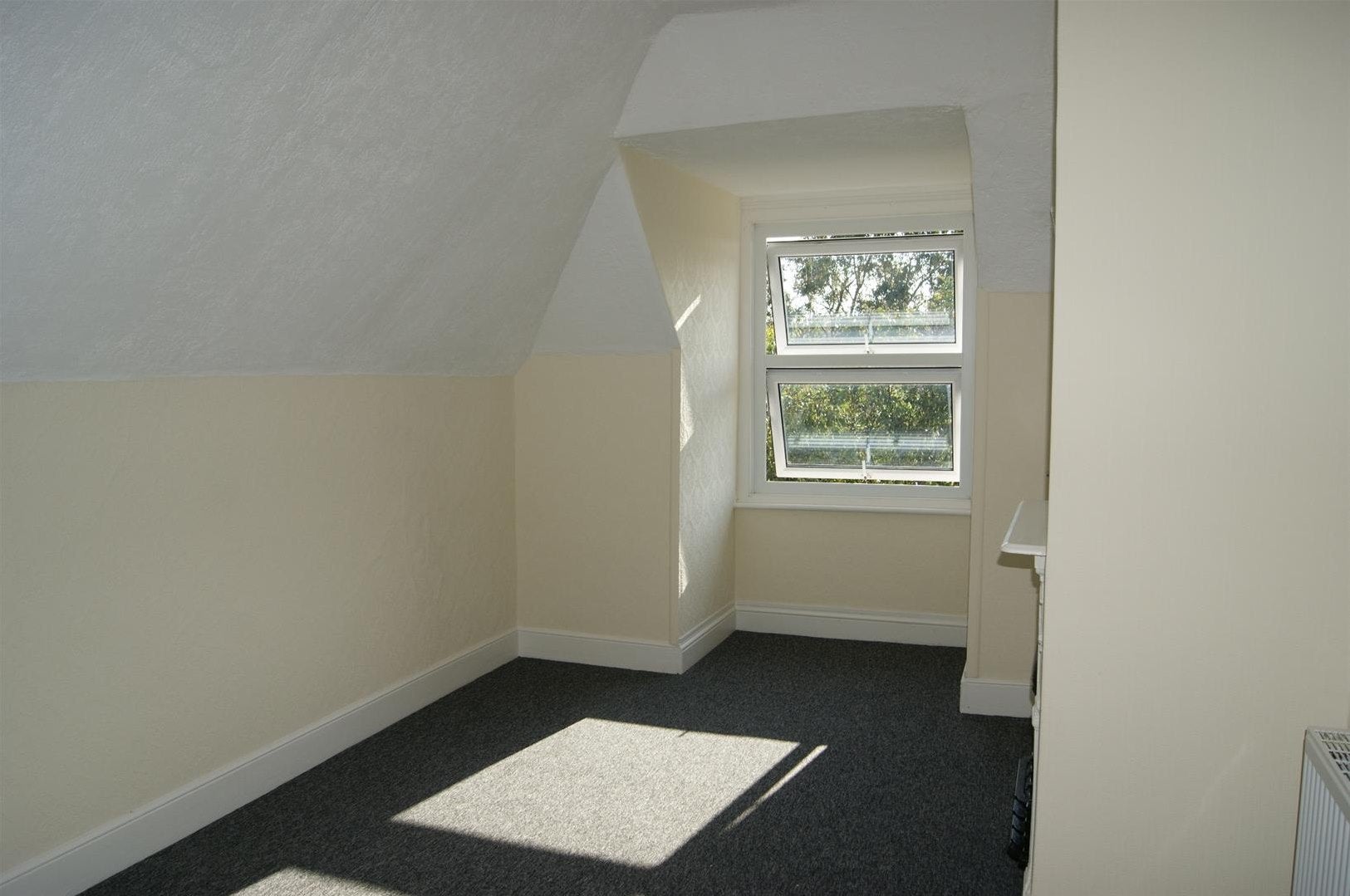 Flat Elmstead Road in Rother