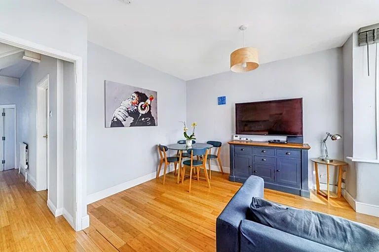 Flat Montague Road in Greater London