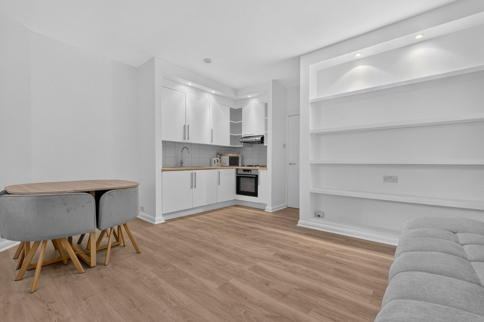 Flat Pembridge Gardens in Greater London