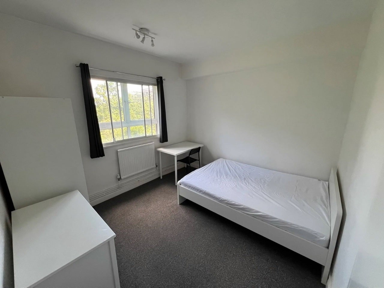 Flat Pancras Road in Greater London