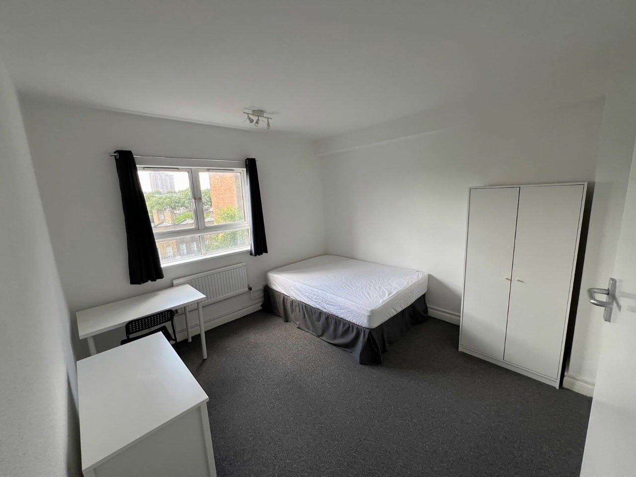 Flat Pancras Road in Greater London