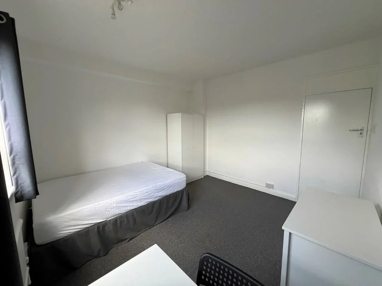 Flat Pancras Road in Greater London