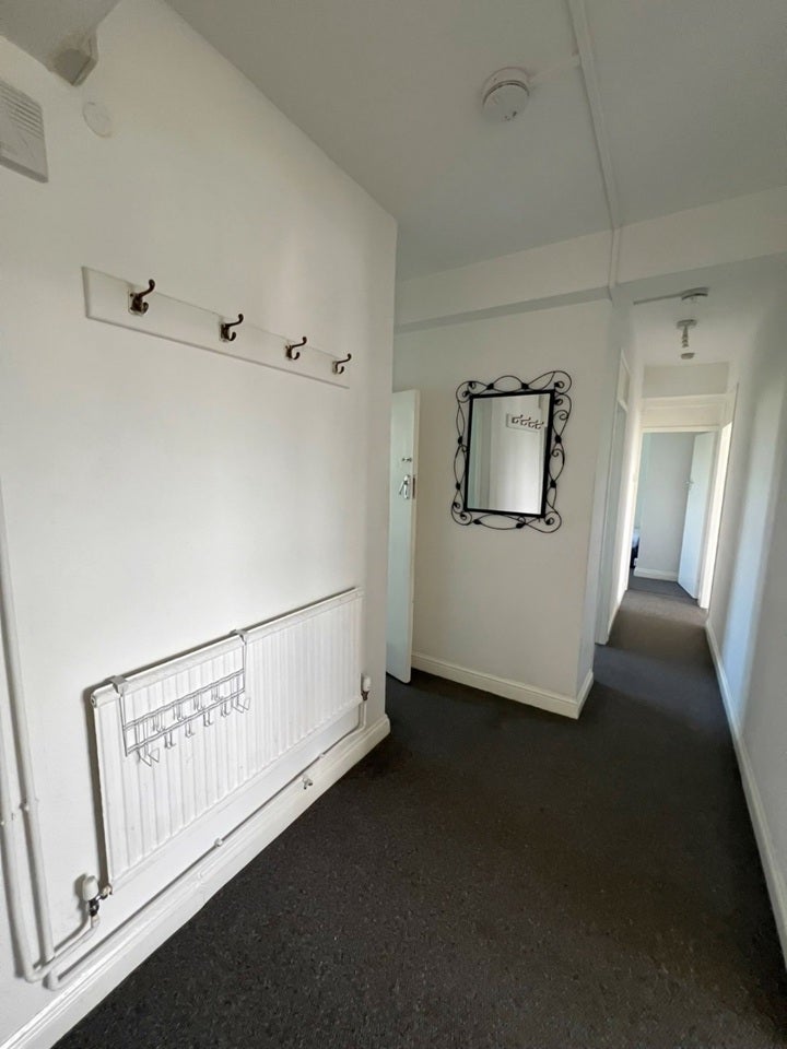 Flat Pancras Road in Greater London
