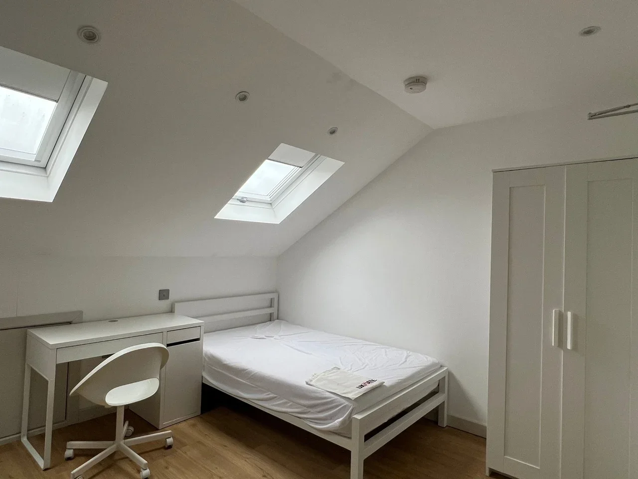 Flat Hardman Road in Greater London