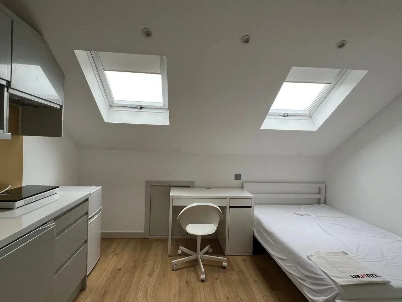 Flat Hardman Road in Greater London
