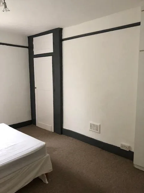 Flat Clyde Road in Greater London