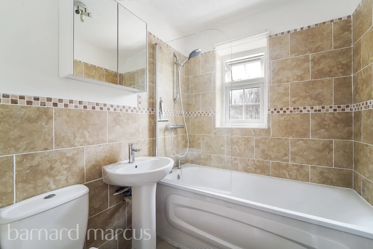 Flat Minstrel Gardens in Greater London