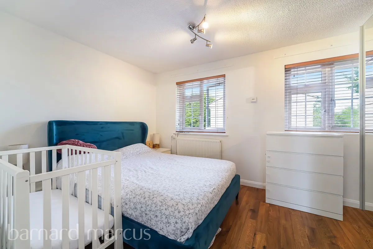 Flat Minstrel Gardens in Greater London