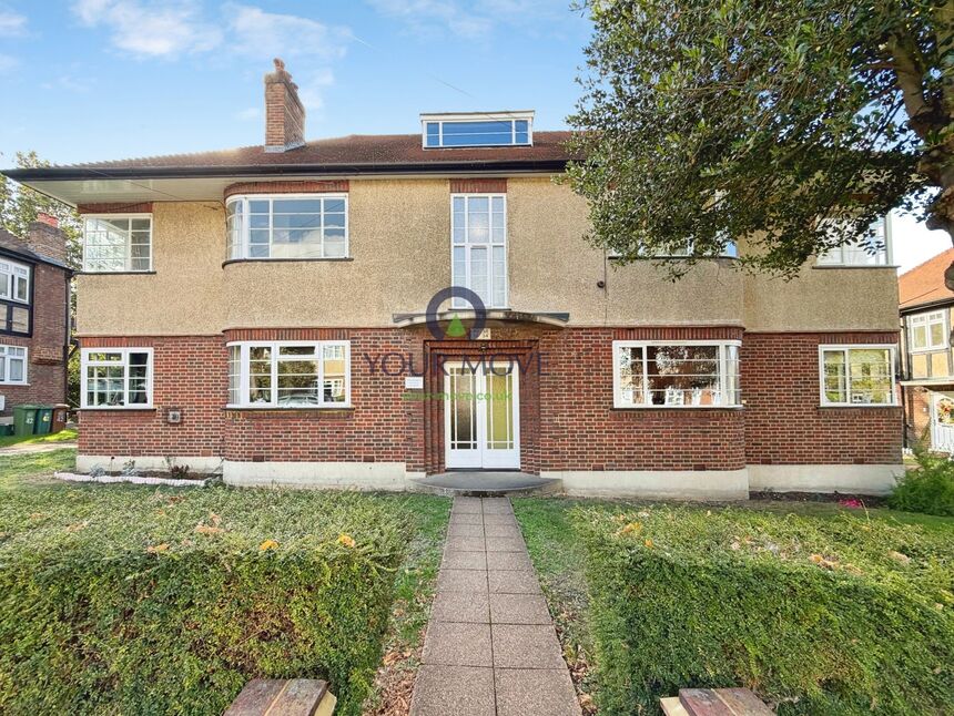 Flat Grove Avenue in Greater London
