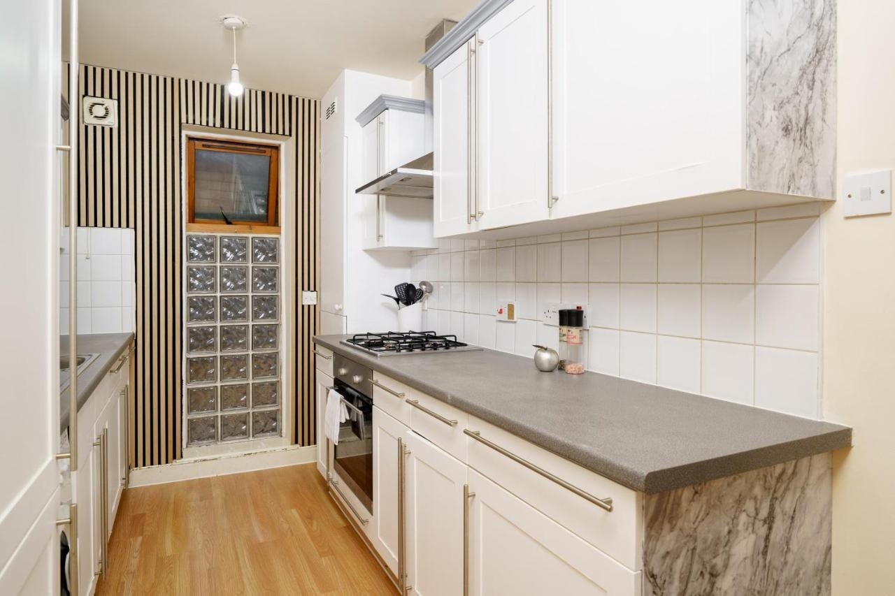 Flat Ashton Street in Greater London