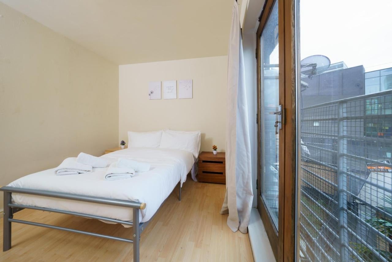 Flat Ashton Street in Greater London