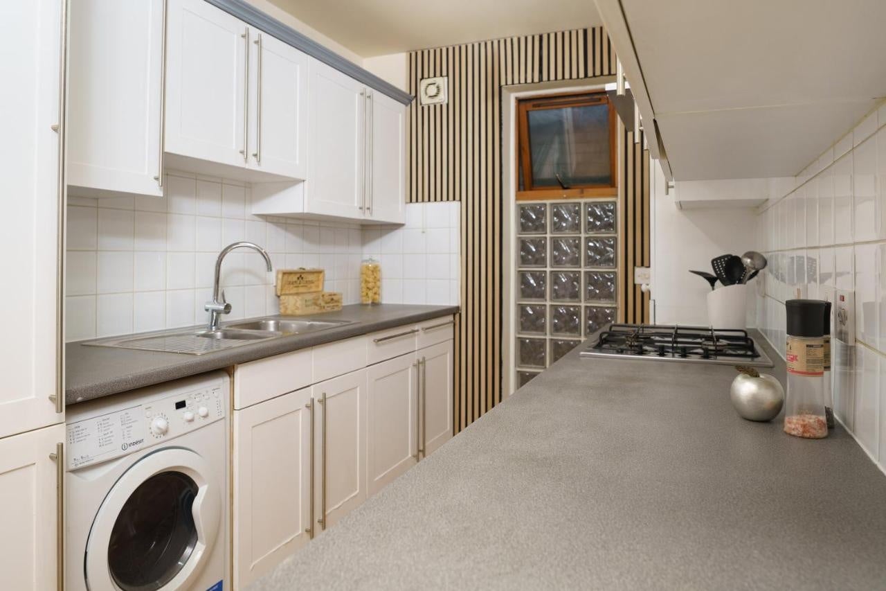 Flat Ashton Street in Greater London