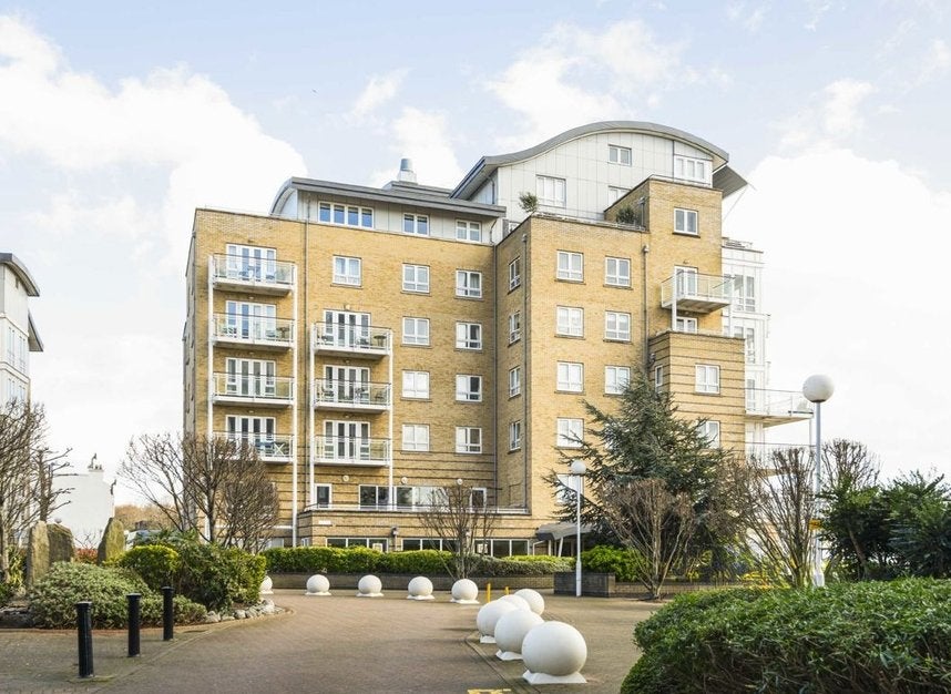 Flat St. Davids Square in Greater London