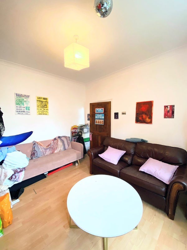Room Hollydale Road in Greater London