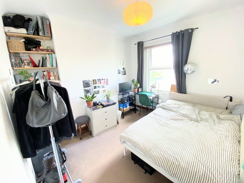 Room Hollydale Road in Greater London