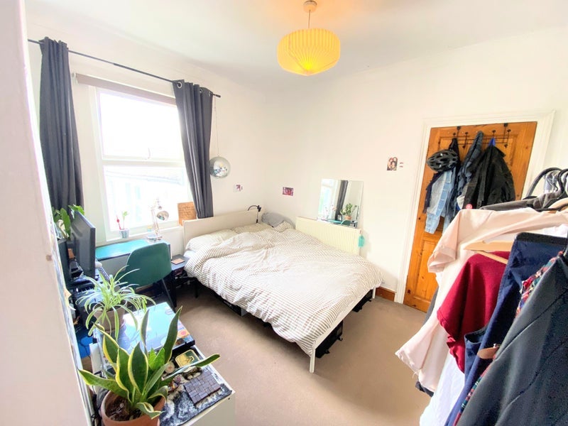 Room Hollydale Road in Greater London