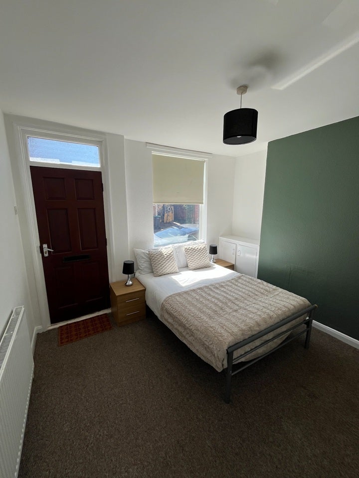 Room Laurel Avenue in Mansfield