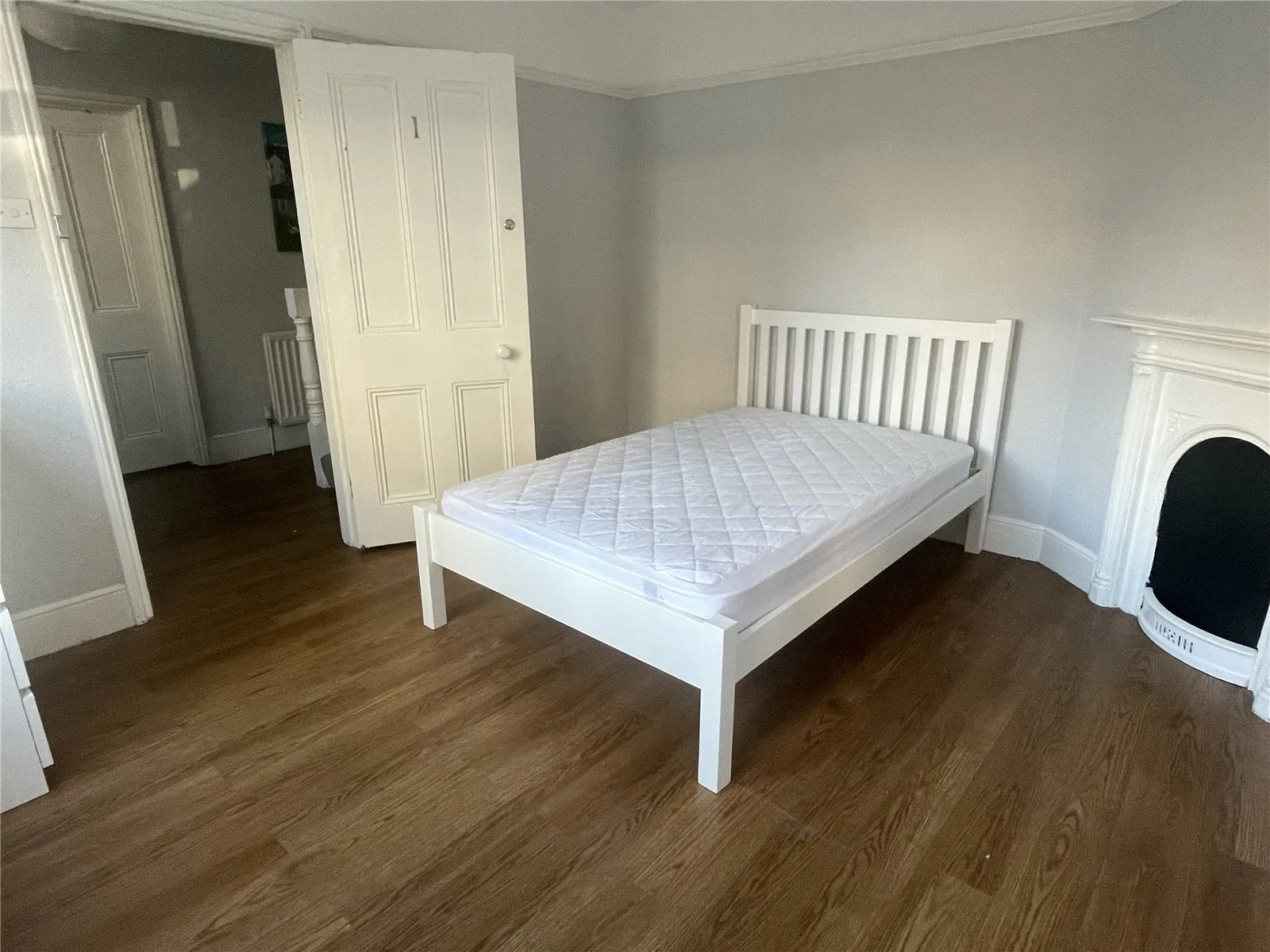 Room Commercial Road in Eastbourne
